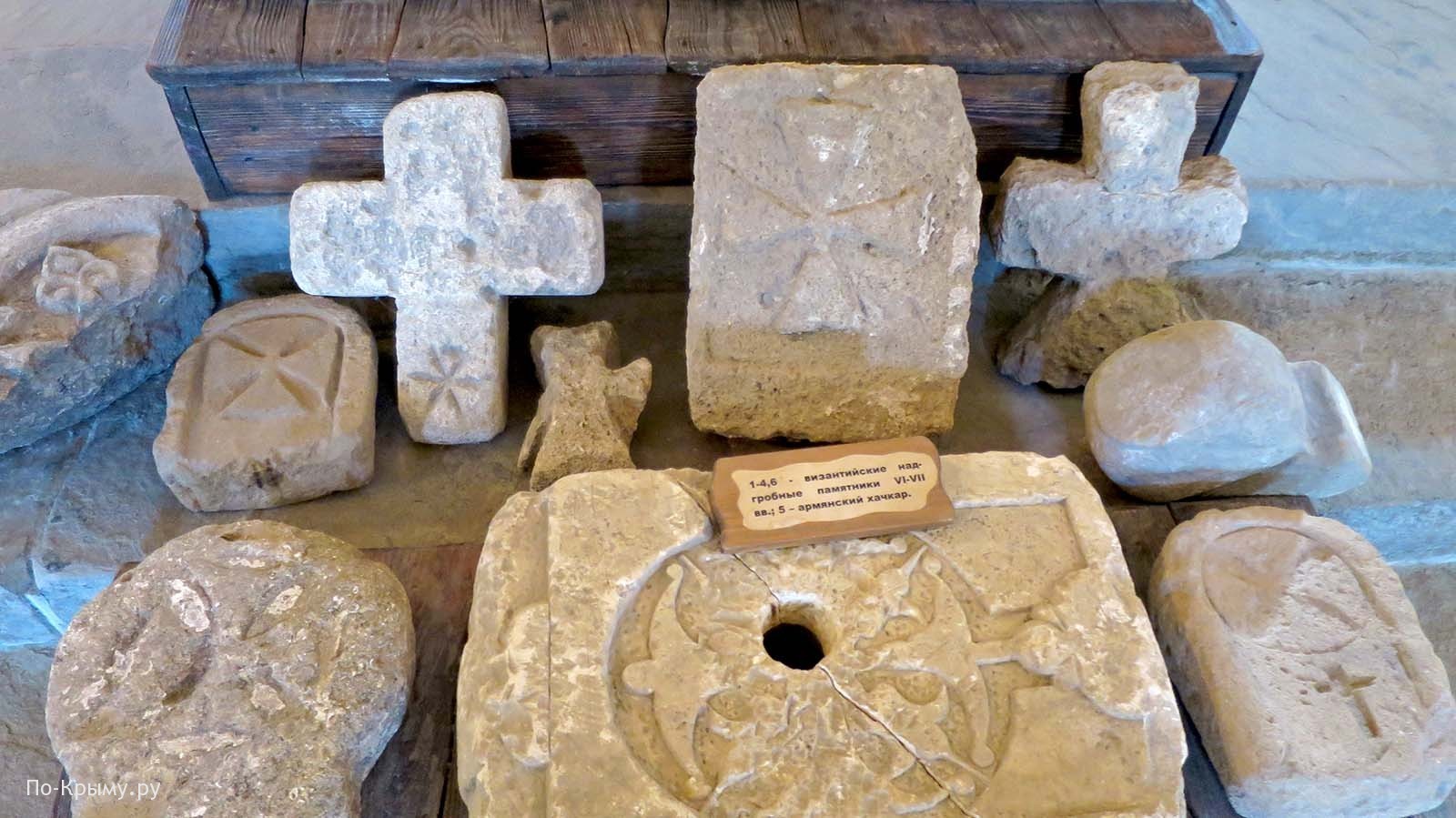 Каменные экспонаты музея-заповедника
