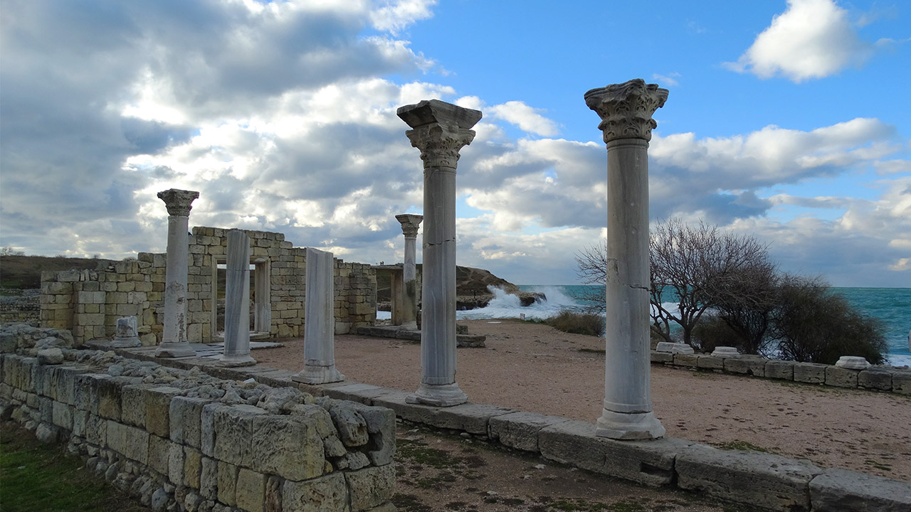 На фотографии колонны древнего Херсонеса зимой.