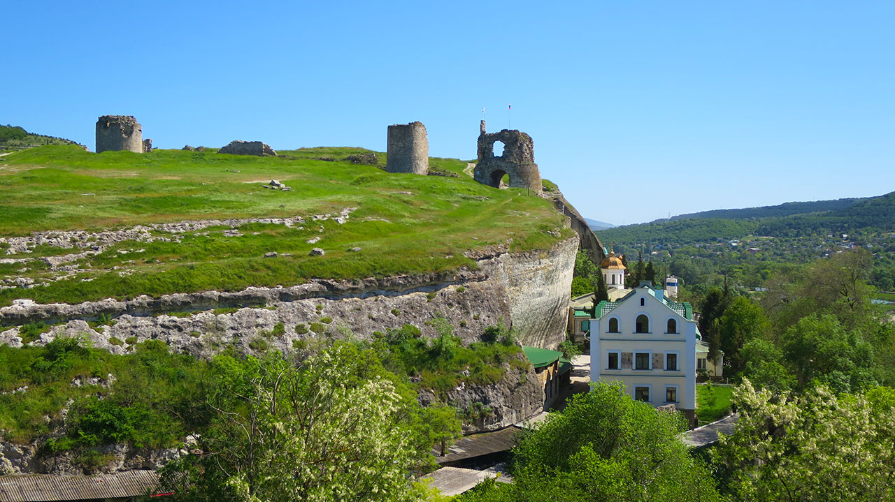Монастырь под крепостью Каламита