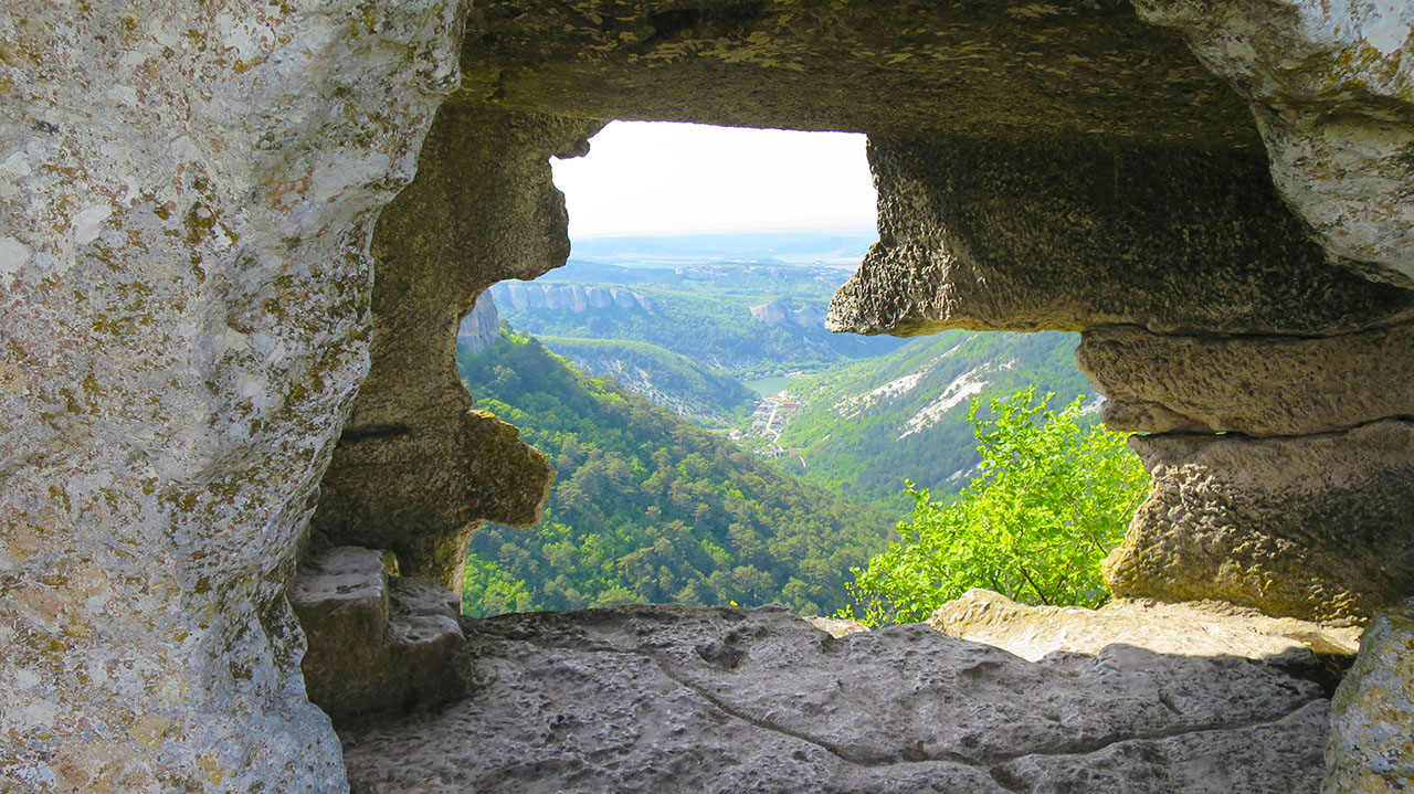 На фото вид из рукотворных пещер Мангупа.