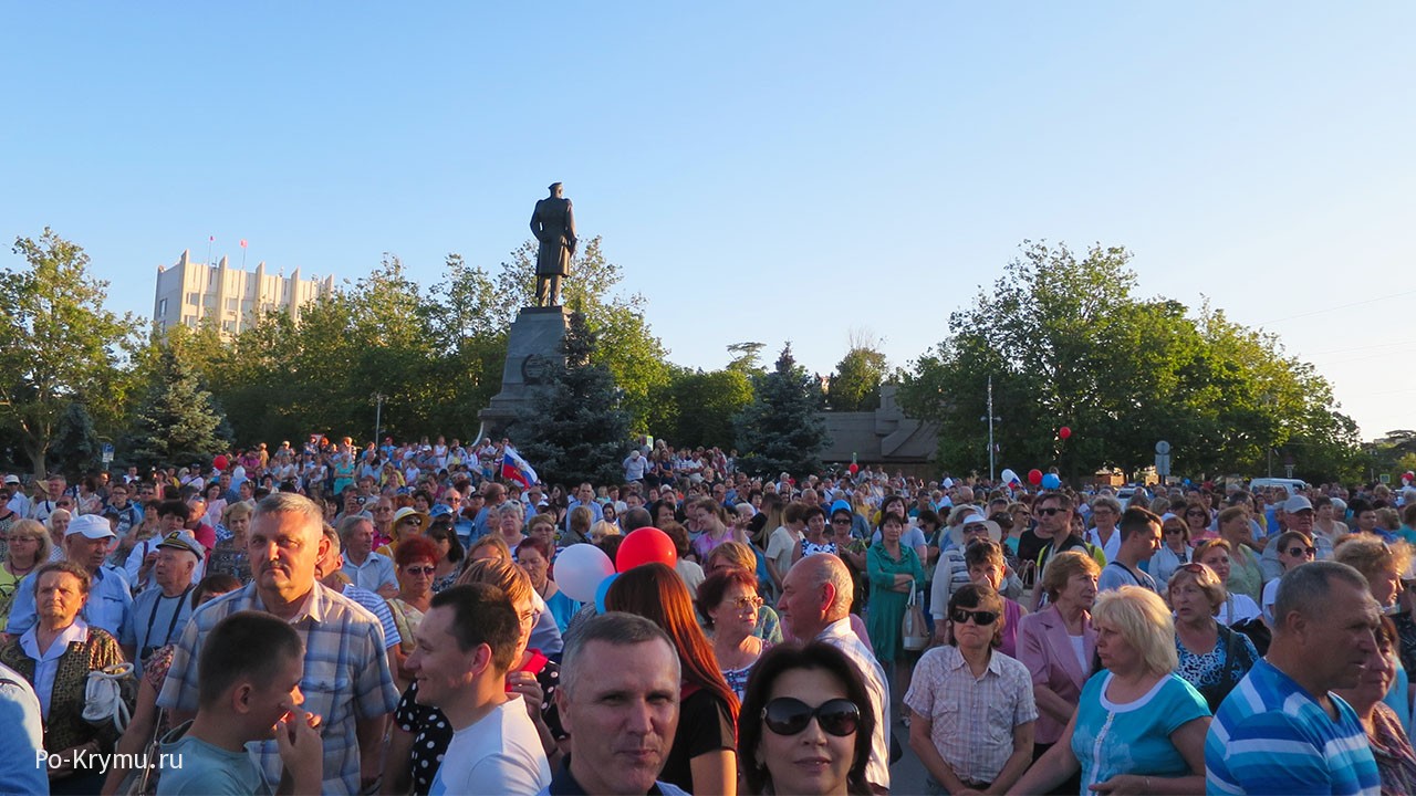 Площадь Нахимова полна народу.