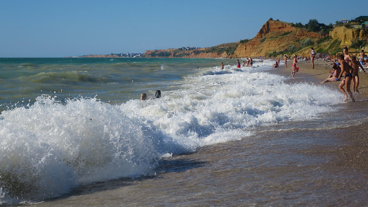 Севастополь, Любимовка, на пляж накатывают волны