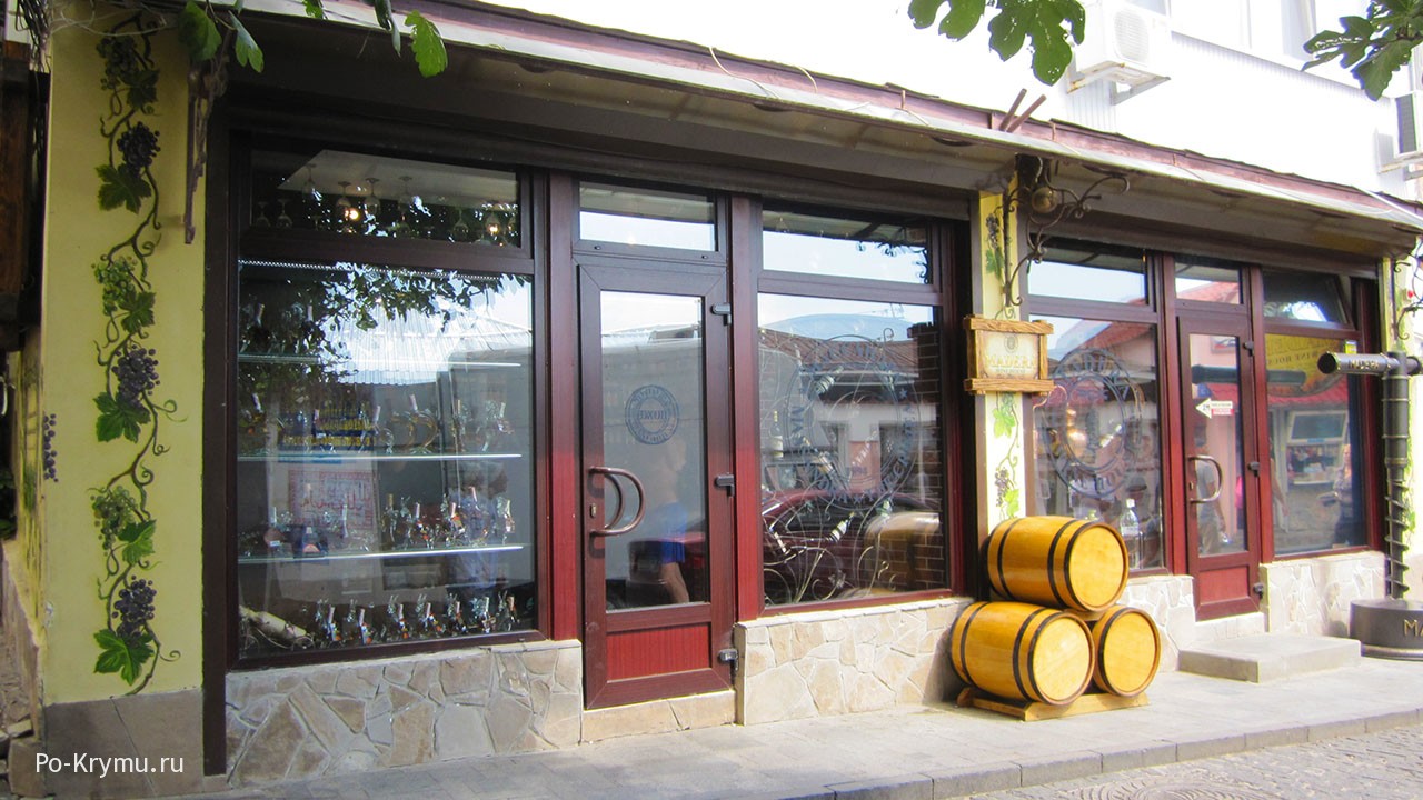 Крымские вина одна из местных достопримечательностей.