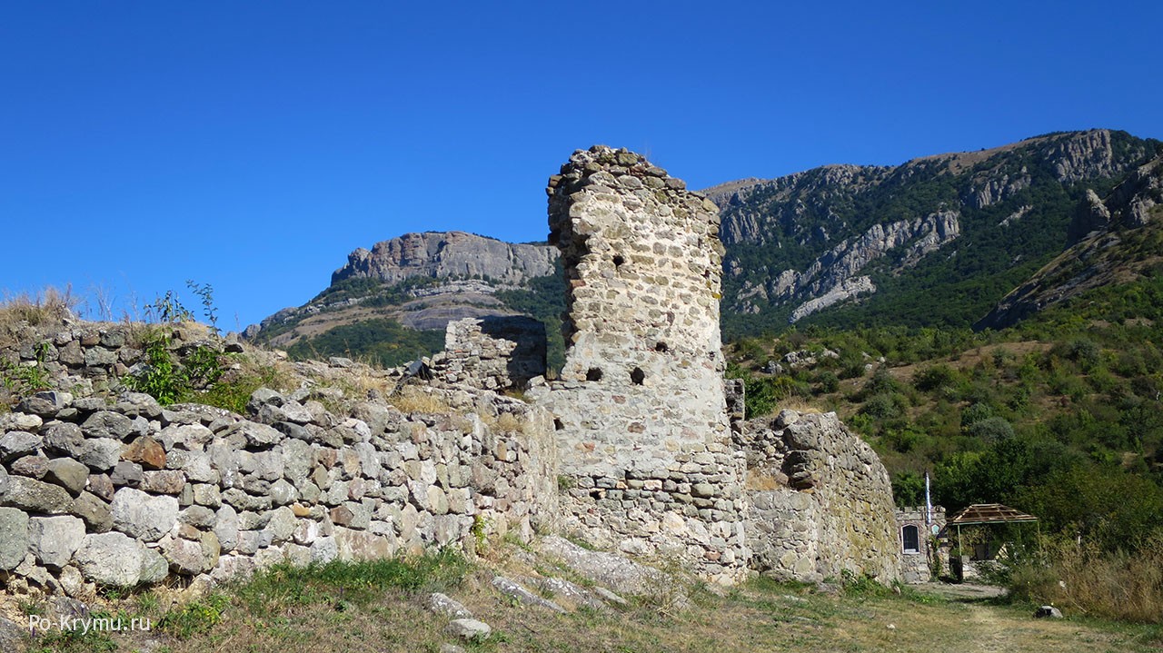 Руины крепости Фуна под Алуштой.