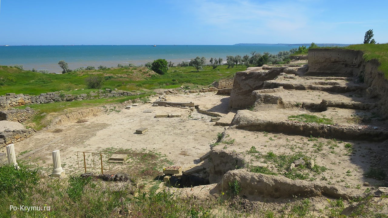 Руины Нимфея - отсюда открывался великолепный вид на Черное море.