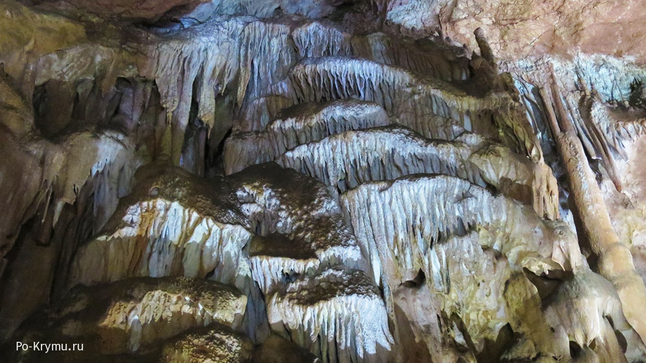 Скельская пещера ведет вверх к вершине скалы