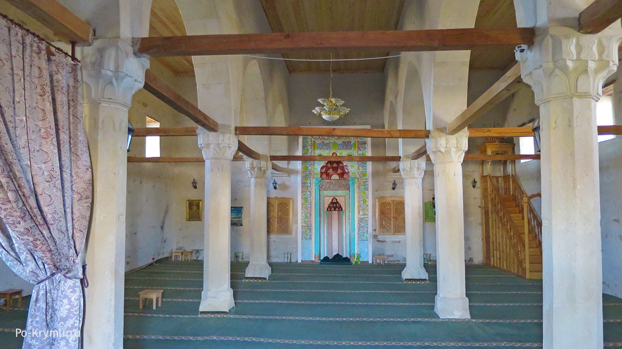 Старокрымская мечеть хана Узбека внутри, отреставрированный михраб.