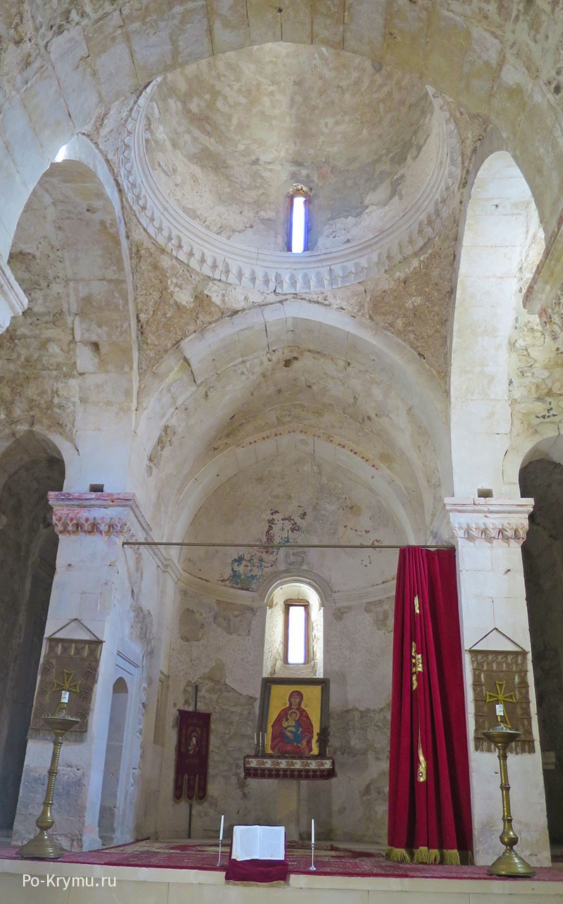 В армянской церкви Сурб-Ншан, Старый Крым.