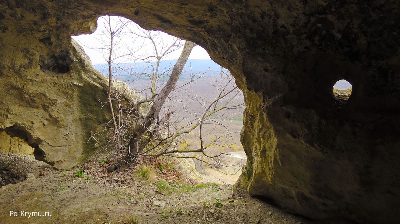 Пещерный город Бакла весной.