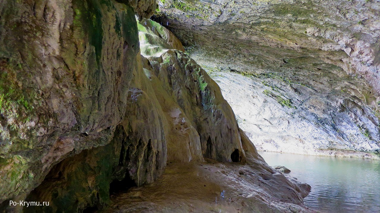 Известковые натеки в гроте у родновского водопада.