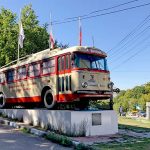 Памятник троллейбусу в Крыму