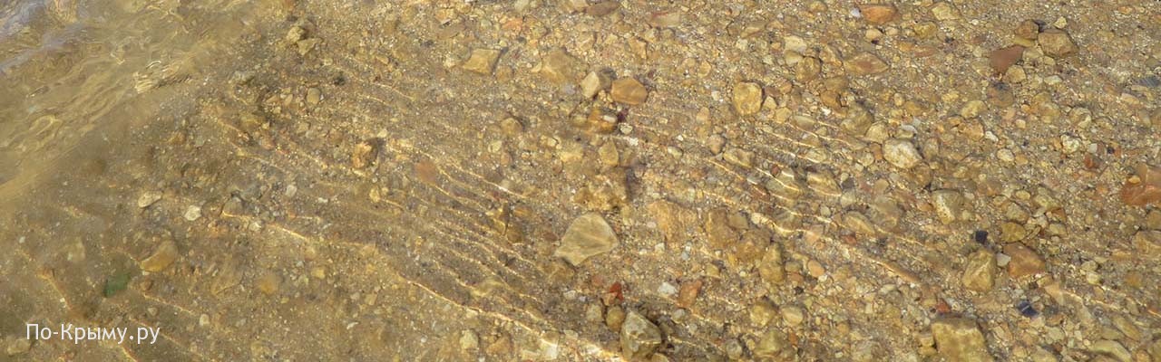 Песчано-галечное дно восточного берега в бухте Казачья