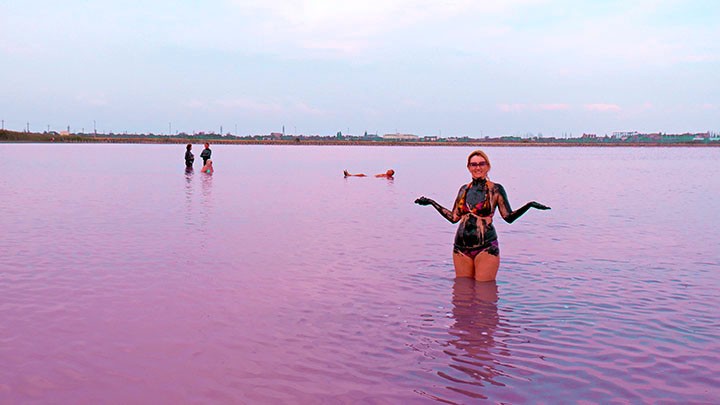Розовое озеро почему нельзя купаться