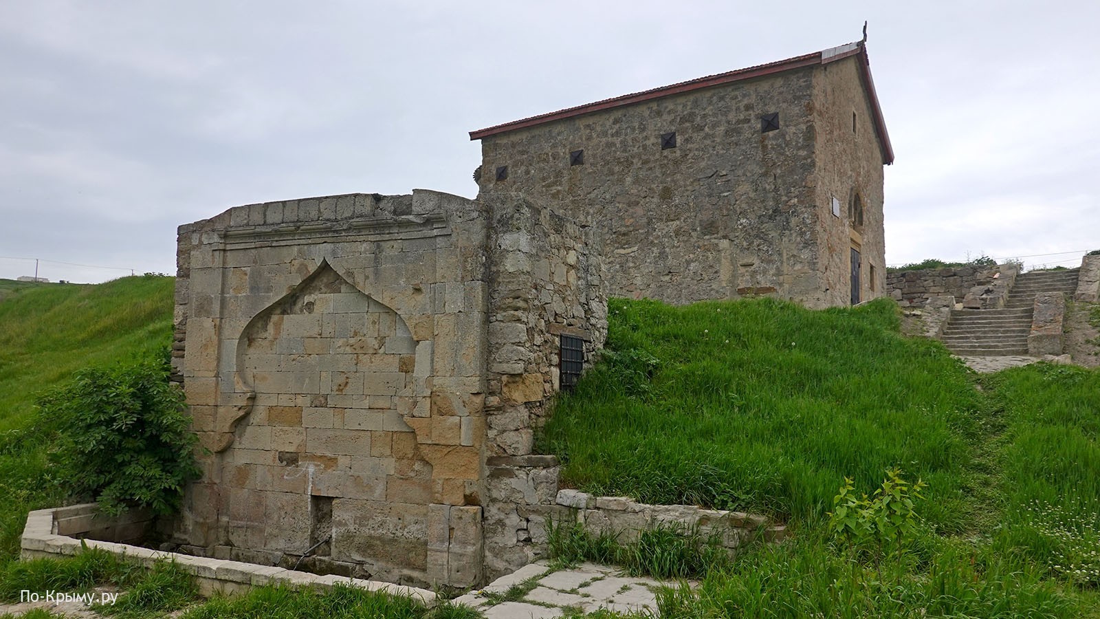 Армянский фонтан и церковь Св. Димитрия в крепости Кафа