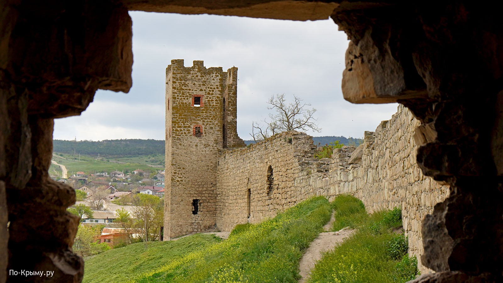 Крепость Кафа в Феодосии - вид из башни Криско на башню Климента