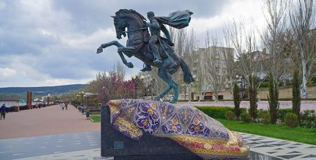 Украинец здорового человека — памятник Котляревскому в Феодосии