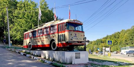 Памятник троллейбусу в Крыму